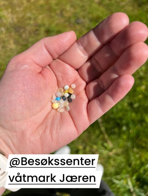 Små plastpellets - ikke ulikt mye av plasten som er i naturen